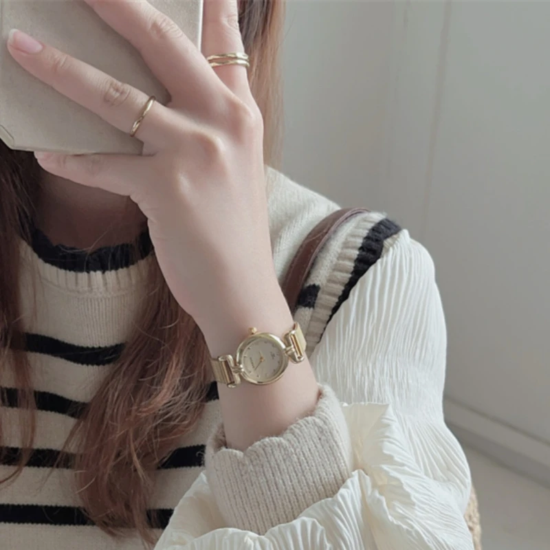 Nuovo orologio al quarzo da donna semplice e semplice tendenza classica retrò rotondo di alta qualità elegante piccolo orologio da donna in oro regalo di compleanno