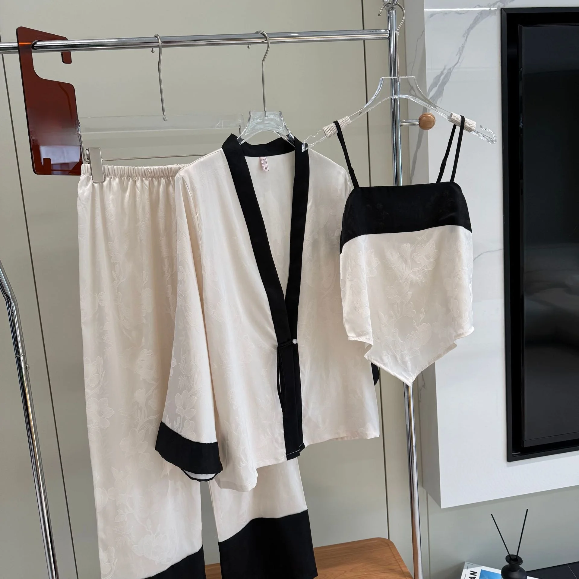 セクシーなアイスシルクパジャマ女性の春秋の3点セット新しい中国風の刺繍ストラップホーム服薄型モデルセット