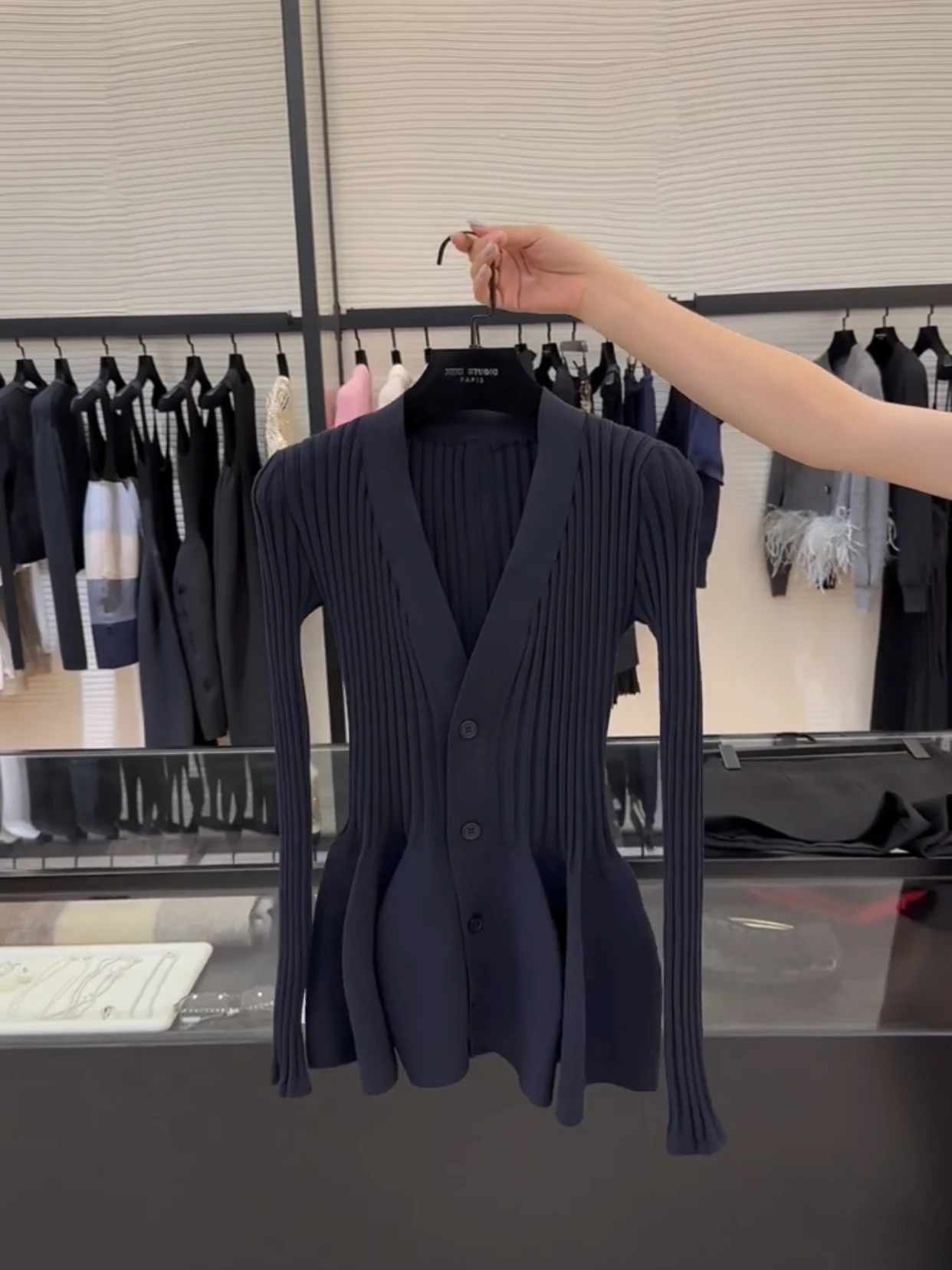 レディース ニット Vネック セーター 春 秋 冬 ファッション デザイン 花のつぼみの裾 シングルボタン カジュアル 快適 長袖