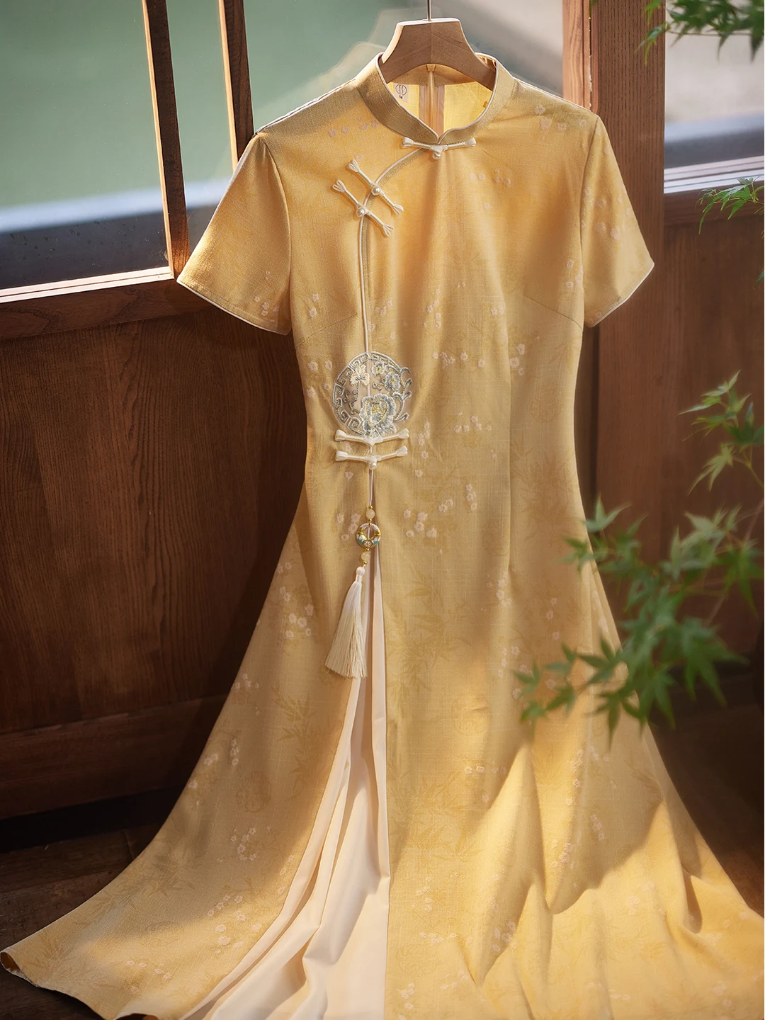 young-women's-yellow-qipao-dress-traditional-chinese-style-beautiful-unique-daily-wear-retro-high-slit-mid-length-skirt