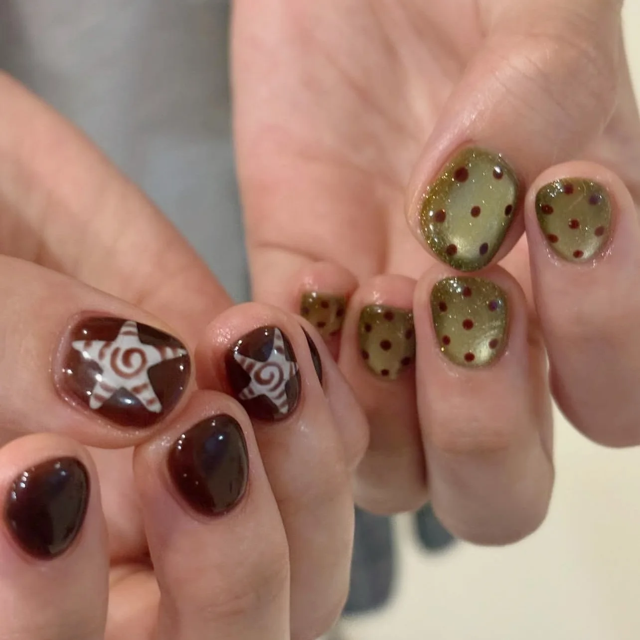 

10pcsHandmade Short Press On Nails Red Brown Star Pattern Light Gold Cat Eye Red Polka Dots Design Fake Nails Wearable Nails Art