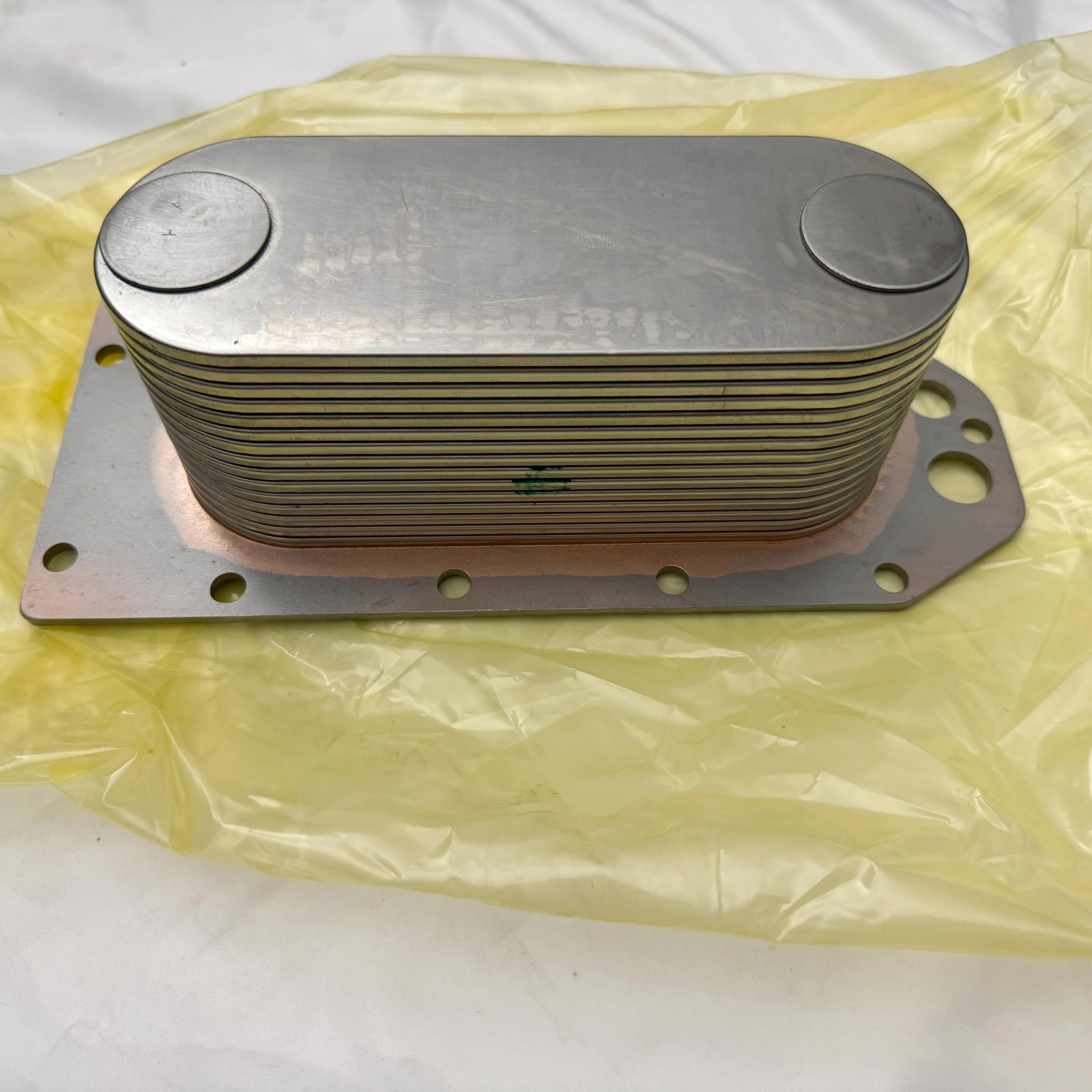 

Original 6L ISLE QSL Diesel Engine Spare Parts Oil Cooler Core 3966365 5284362 for Cummins