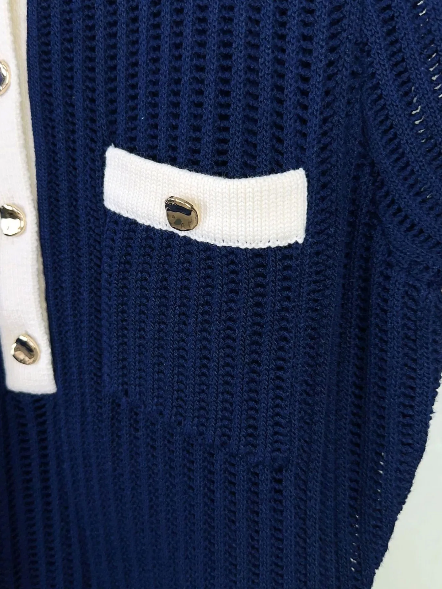 Mini vestido de malha azul marinho feminino, contraste de cor, gola virada para baixo, manga curta, botões frontais, fino, túnica elegante, outono, 2024