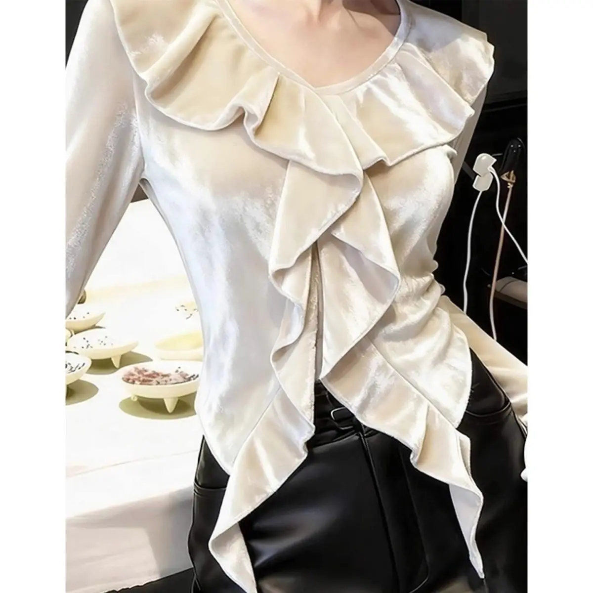 قميص علوي مخملي بيج غير منتظم برقبة على شكل V مكشكش للسيدات لربيع وخريف 2025 ، قمصان علوية قطيفة أنيقة ضيقة للنساء ملابس #3