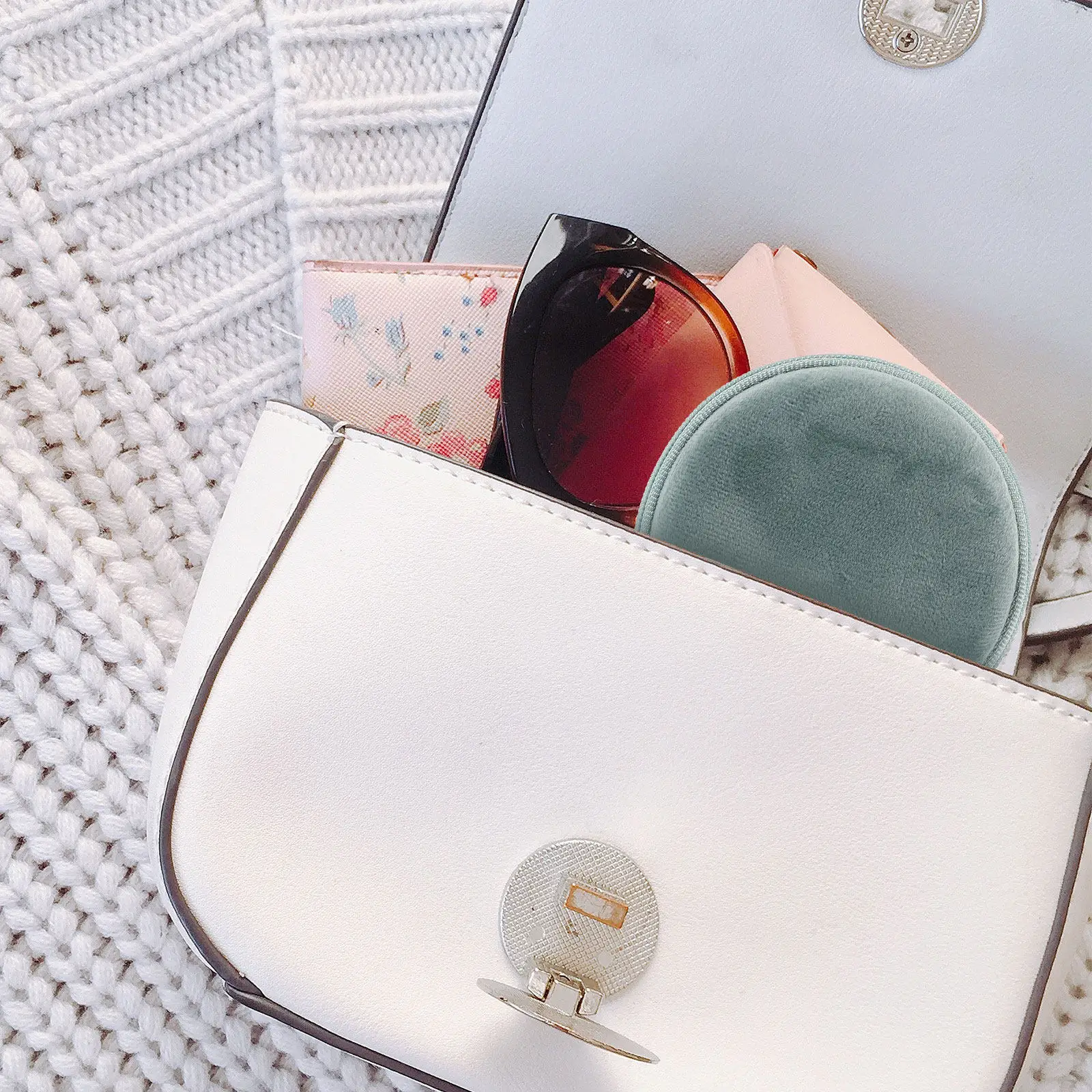 

Essential Oil Carrying Case Round Portable Organizer Bag for Essential Oils Nail Polish Perfume Bottles