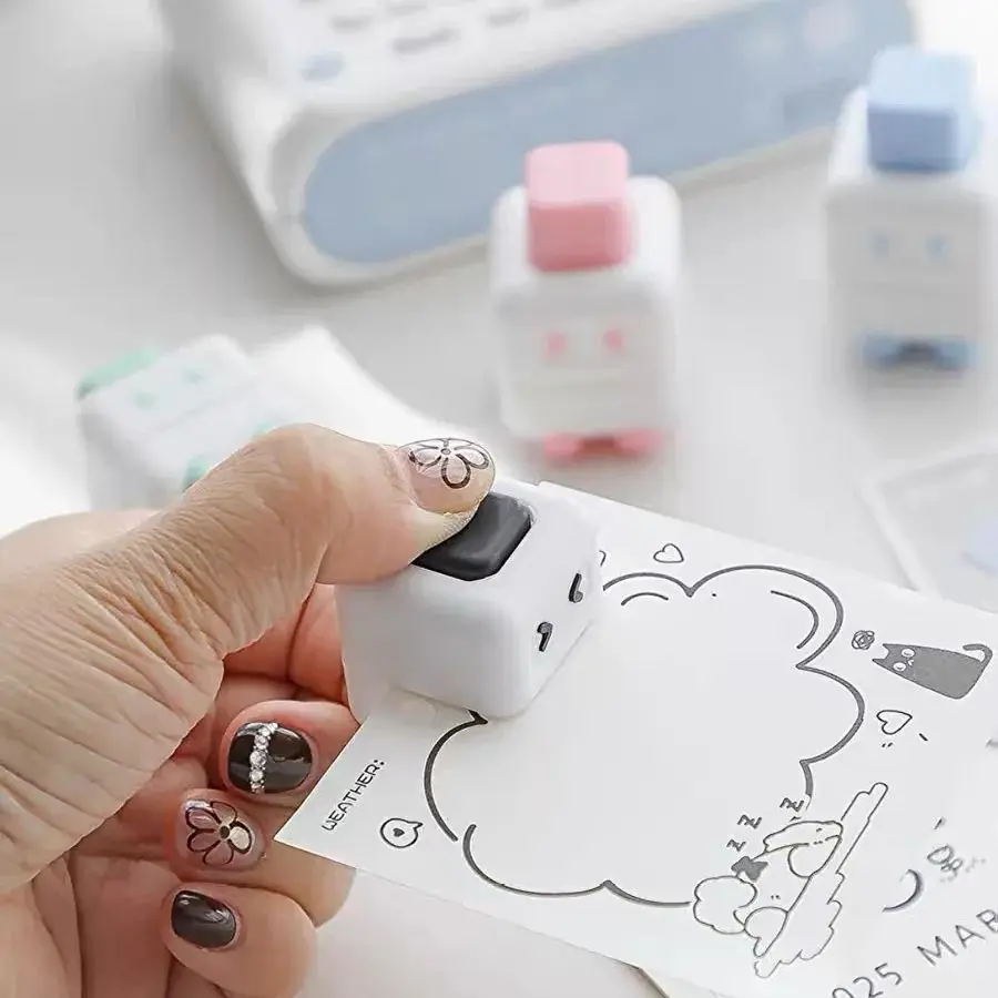 

1 piece of 5mm loose-leaf hole punch, cute robot single-hole punch, mini and portable, available in five colors.