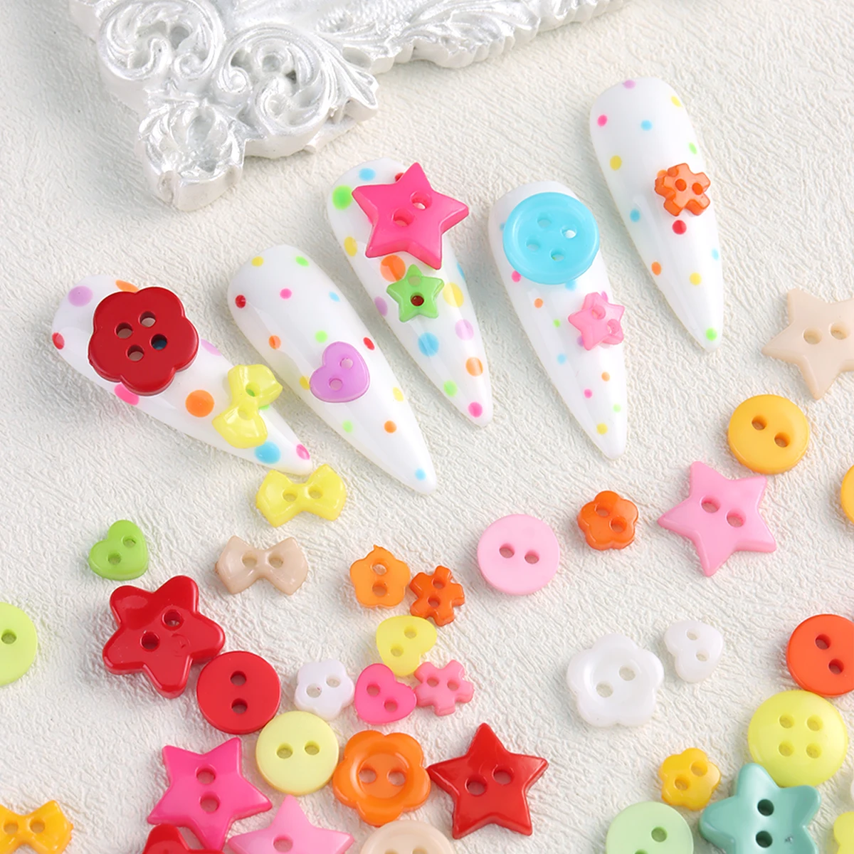 Niedliche Mini-Knopf-Nagelcharms in verschiedenen Farben, Stern-, Blumen-, Schleifen- und runde Harz-Nageldekorationen, 3D Kawaii kleine Knöpfe Nagelkunst-Ornamente – Detail 7