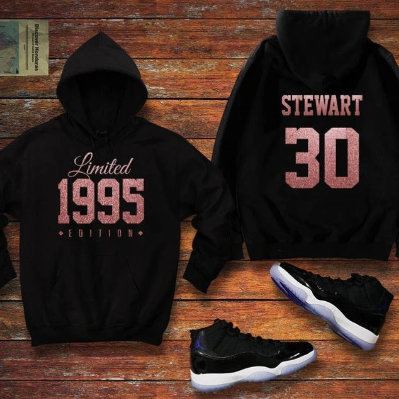 

1996, лимитированная серия, цвет розовое золото с блестками, на 30-летие, с индивидуальным именем, праздничный подарок, мужская и женская толстовка с капюшоном, персонализированная.