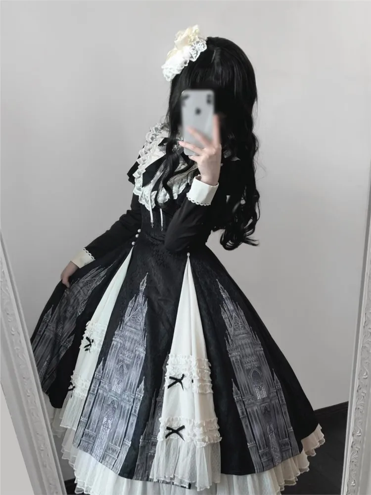 

A new fashionable and elegant long-sleeved dress with sense of style