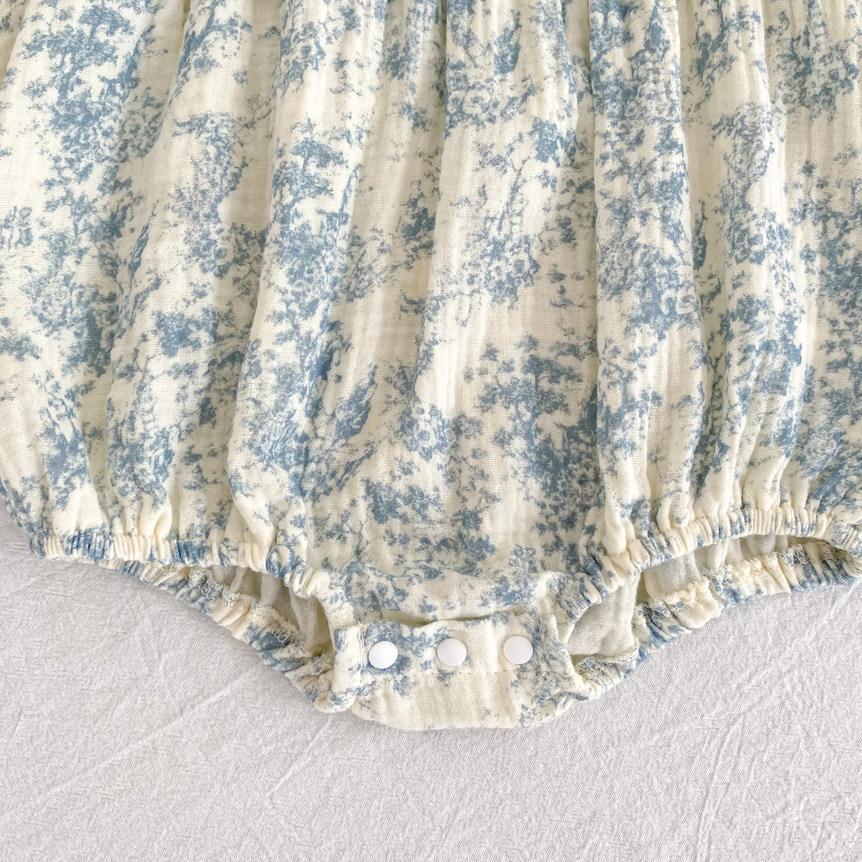 Baby-Strampler mit Blumenmuster, langen Puffärmeln, Spitze, quadratischem Kragen, aus leichtem Stoff, für Neugeborene, Frühling/Herbst, 0-24 Monate. – Detail 11