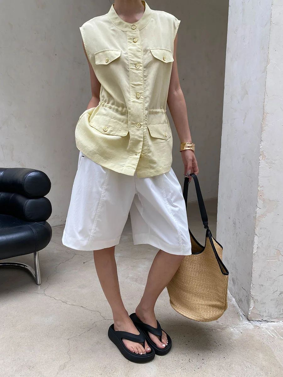 Sommerliche Damen-Weste in unifarbenem Design mit Stehkragen, Kordelzug an der Taille und schlankmachendem, ärmellosem Design. – Detail 4