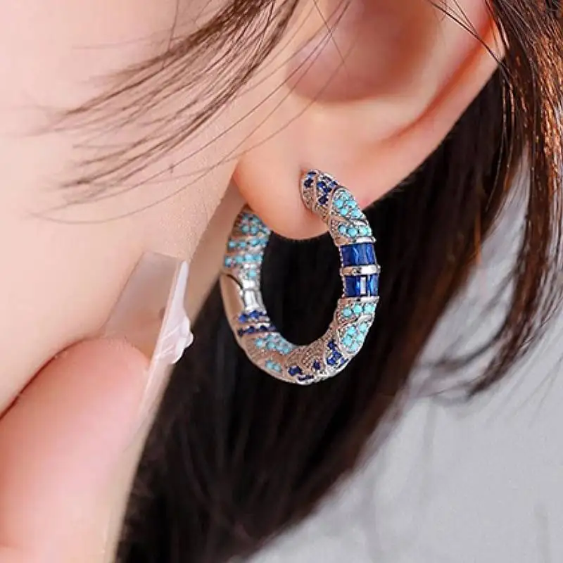 Huitan Damen-Creolen mit elegantem Design, eingelegt mit funkelndem blauem CZ, trendiger, vielseitiger Persönlichkeits-Accessoires-Schmuck für Partys und den Alltag