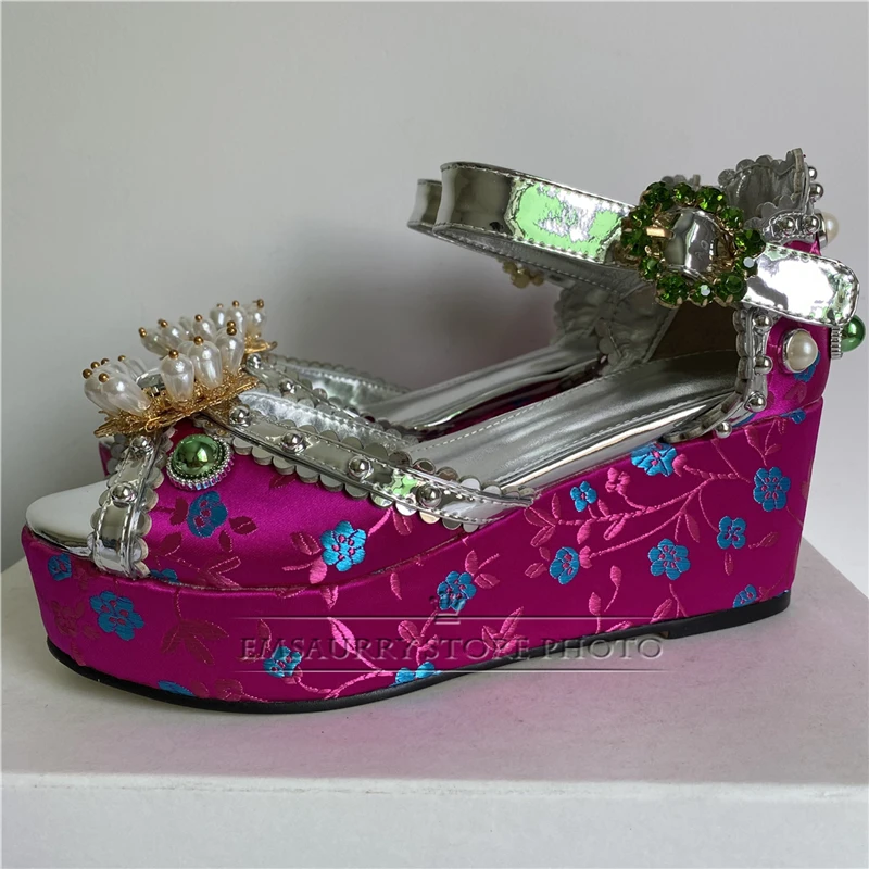 Sandali con zeppa in raso con fiore ricamato scarpe da festa con fibbia in strass con rivetti con plateau alto da donna estate