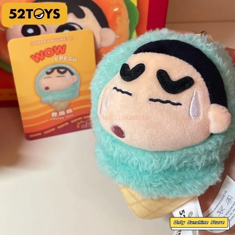 52TOYS Crayon Shinchan Happy Bucket سلسلة مفاتيح قطيفة، صندوق غامض، صندوق عشوائي، قطعة واحدة لعبة قابلة للجمع على سطح المكتب ديكو