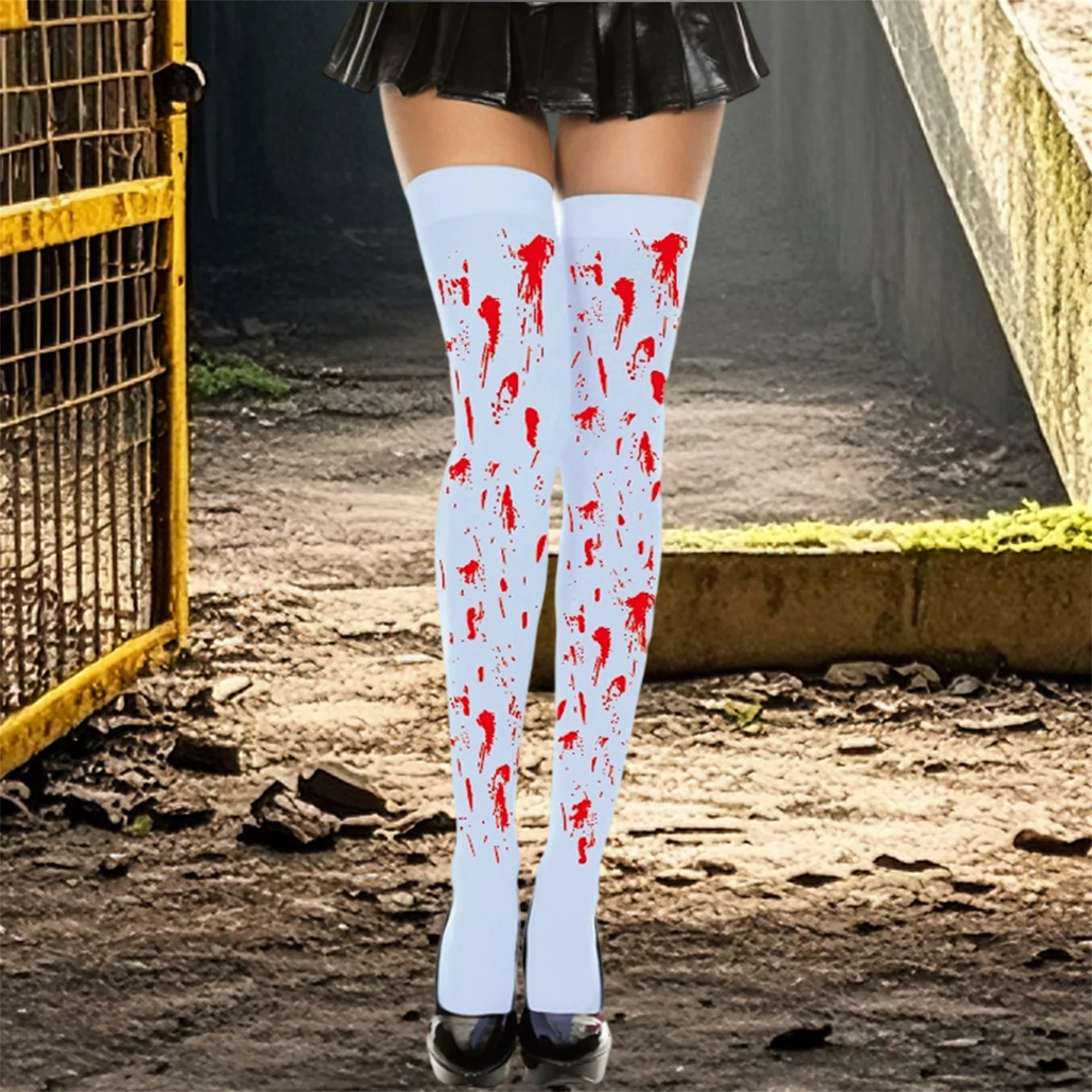 جوارب نسائية عالية من الدانتيل باللون الأسود القوطي مع تصميم بقع الدم لزي حفلات الهالوين التنكرية