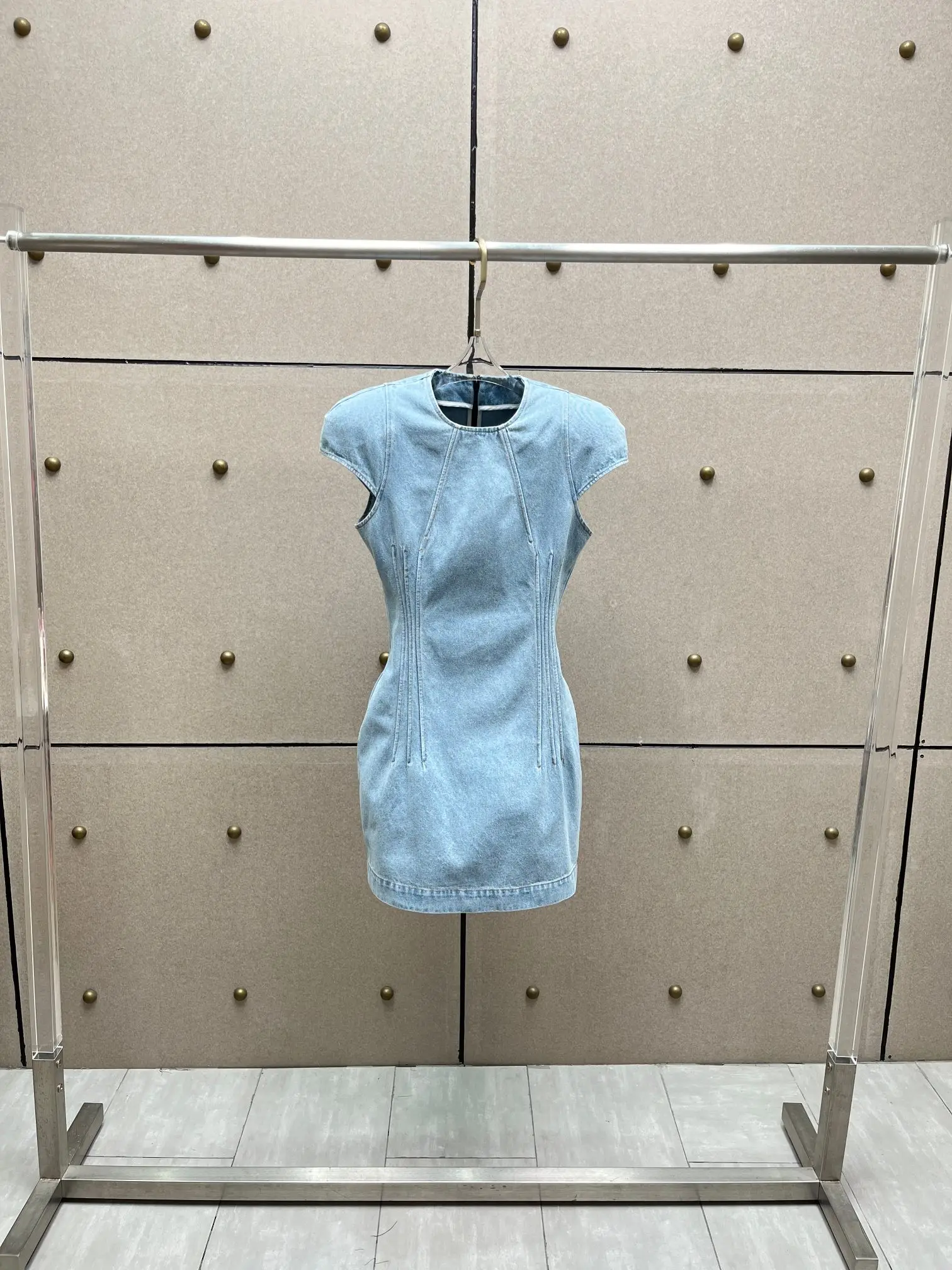 Damen-Jeanskleid: Elegant, Figurbetont, Rundhals, Ärmelloses Minikleid — Sommerkollektion 2026 (Jetzt Erhältlich)