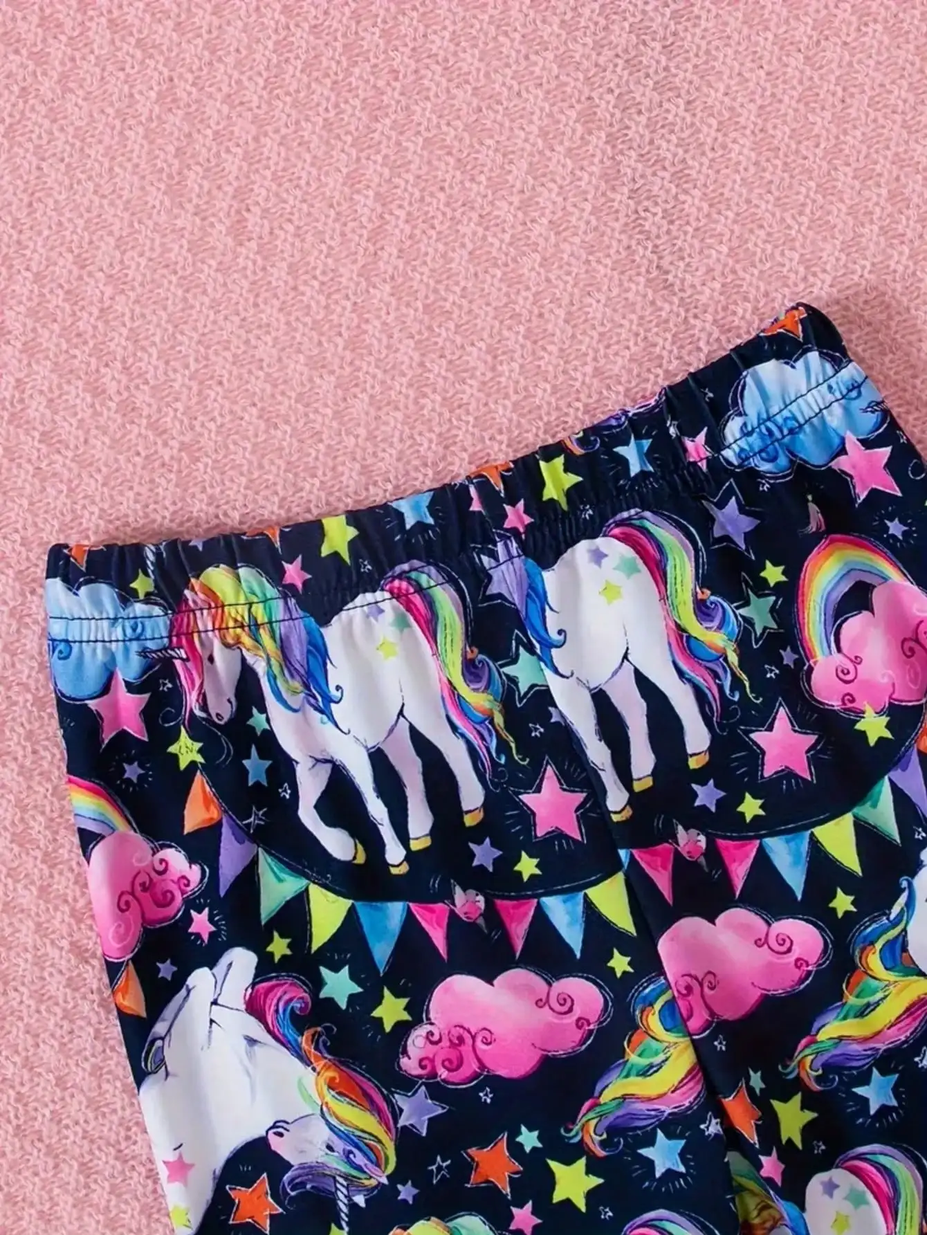 Kinderbekleidungsset mit langärmligem T-Shirt-Oberteil mit Rundhalsausschnitt und Einhorn-Print sowie langen Hosen mit elastischem Bund und Print – Detail 7