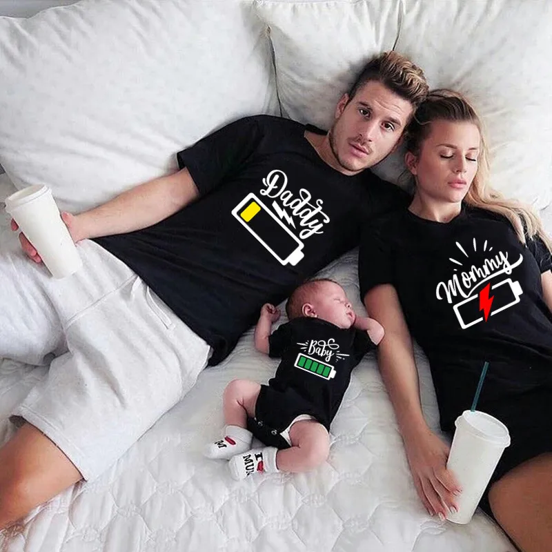 Lustige Passende Familien-T-Shirts mit Batterie-Motiv für Mama, Papa, Sohn, Tochter, Baby, Passende Outfits, Schwarze Familien-T-Shirts für Familienfotografie – Detail 5