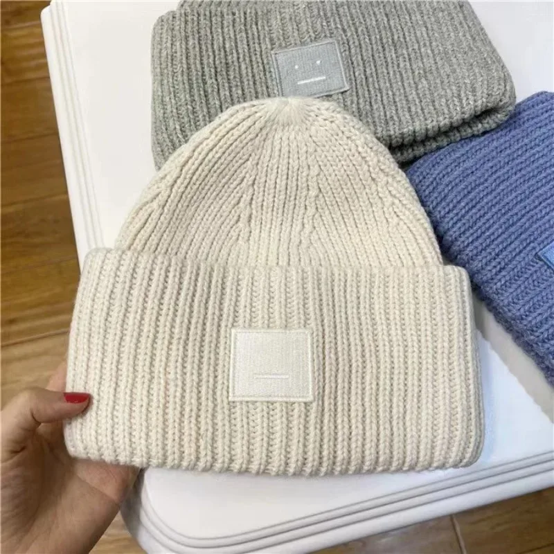Bonnet tricoté chaud et confortable avec étiquette carrée – Chapeau en laine de style scandinave adapté à la temps froid