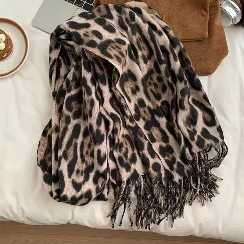 مجموعة وشاح وقفازات عصرية بطبعة الفهد مكونة من قطعتين مجموعة شتوية دافئة لزوج إكسسوارات أنيقة للطقس البارد