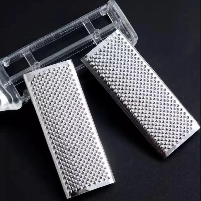 

New double-sided foot rubbing artifact to remove dead skin