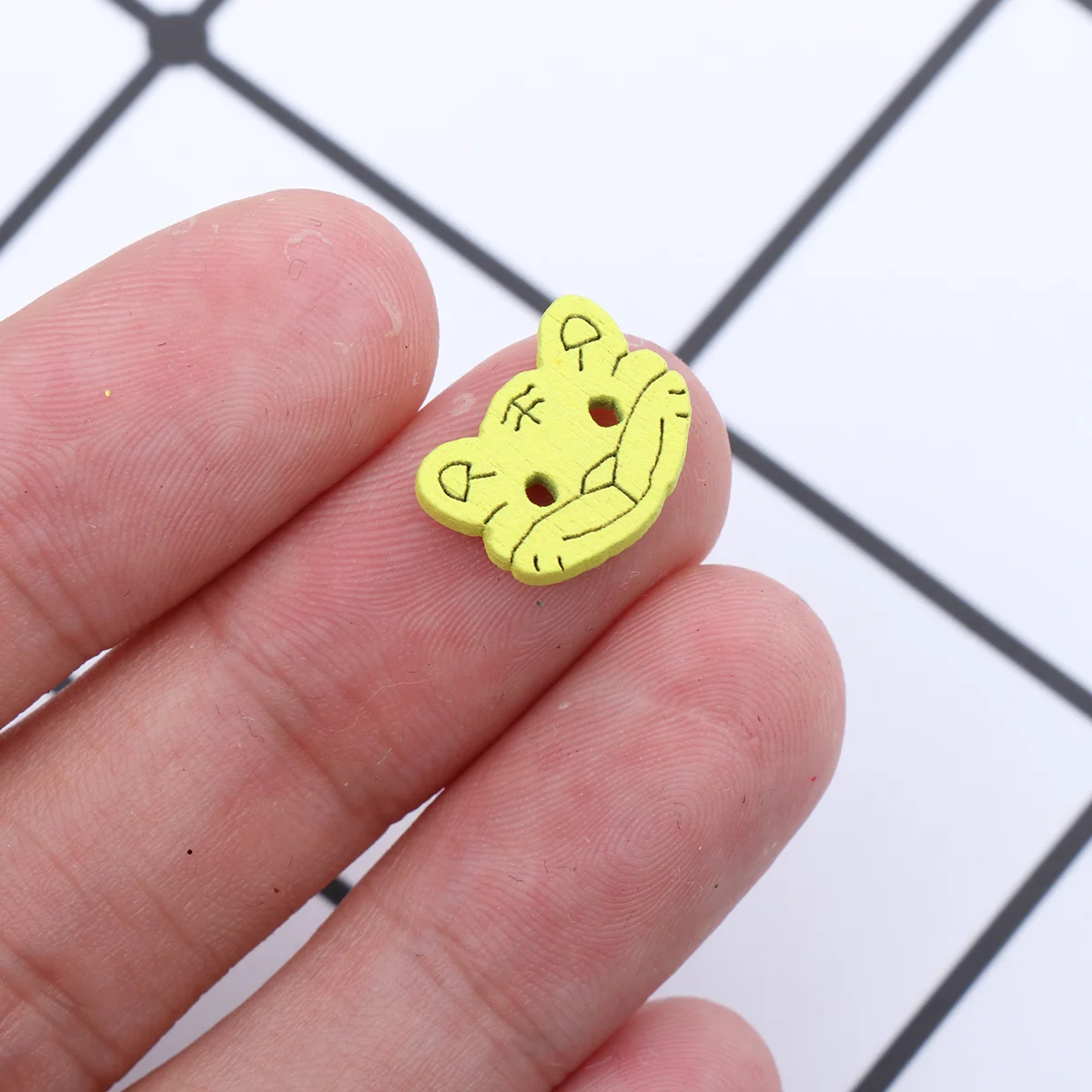 

100Pcs DIY Wooden Buttons Cartoon Tiger Head Design Two Holes for Sewing Craft Scrapbook Garments Hats Hand-Painted Decoration