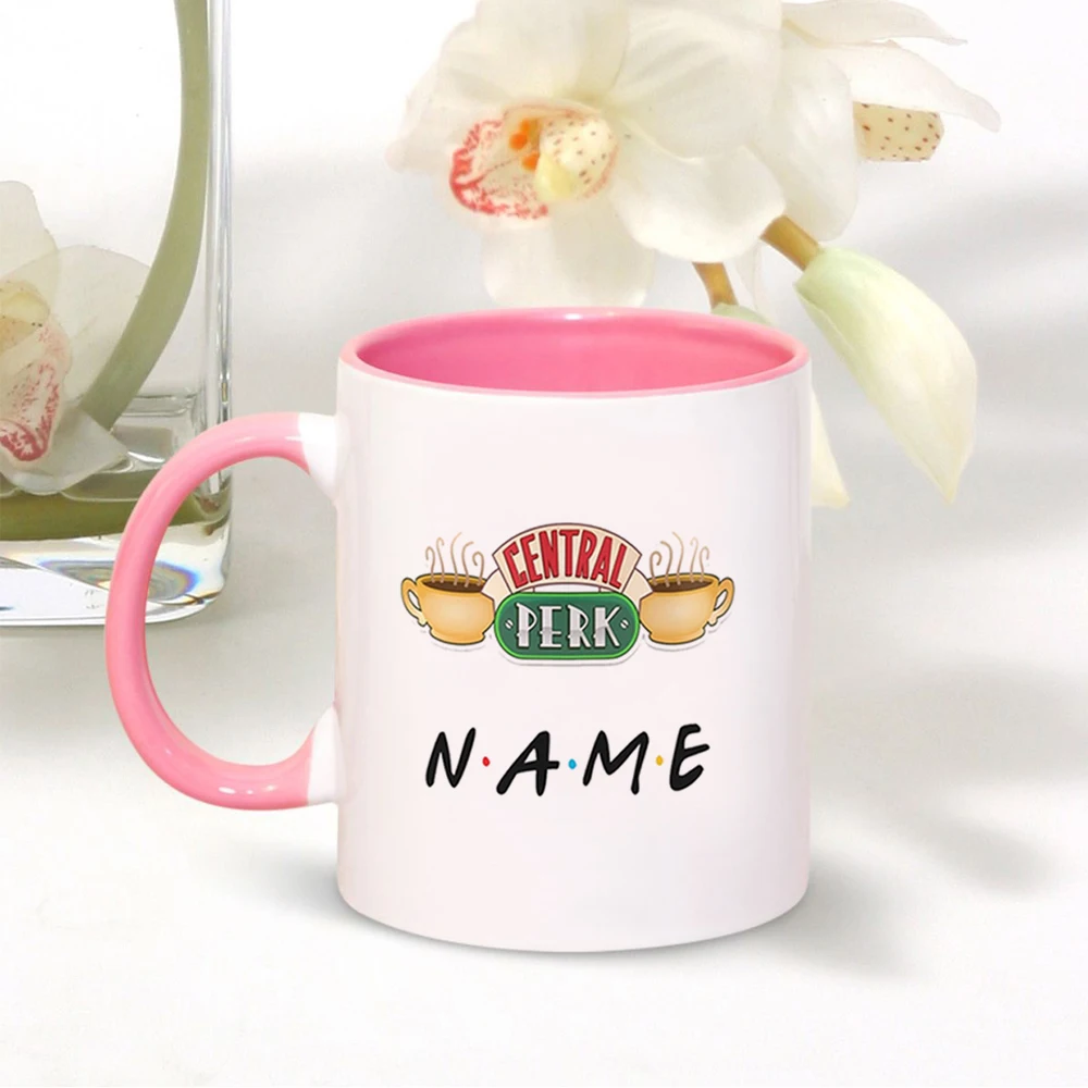 Taza de café personalizada con nombre de amigo, programa de televisión de amigos, Central Perk, 11oz, taza de té de cerámica negra y rosa, regalo de cumpleaños