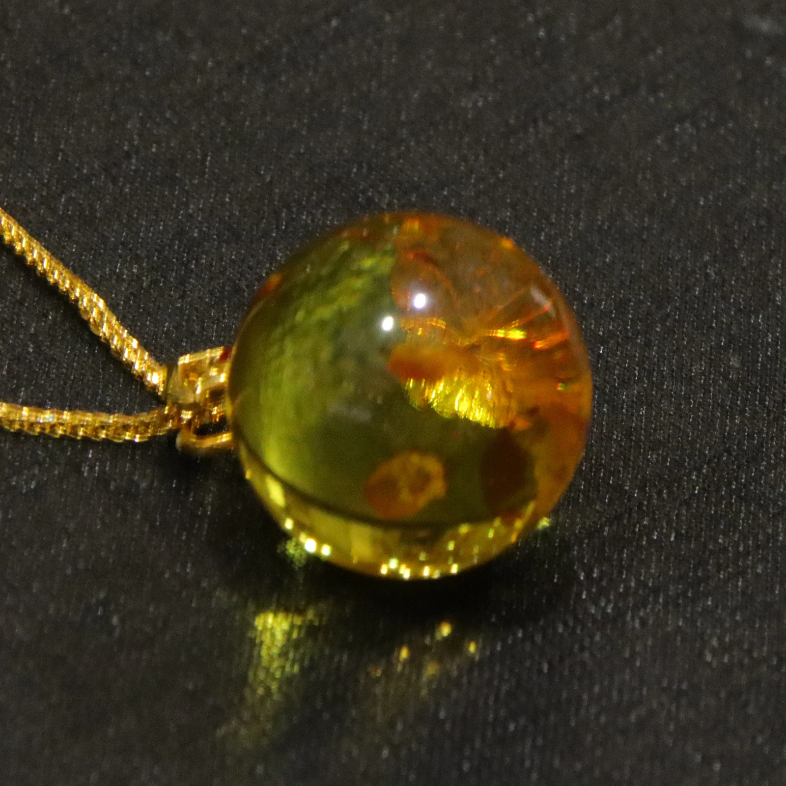 17mm クラウンベイルフラワーアンバーペンダント、レッドジェム付き |   金メッキのツイストチェーンネックレス |   女性への贈り物