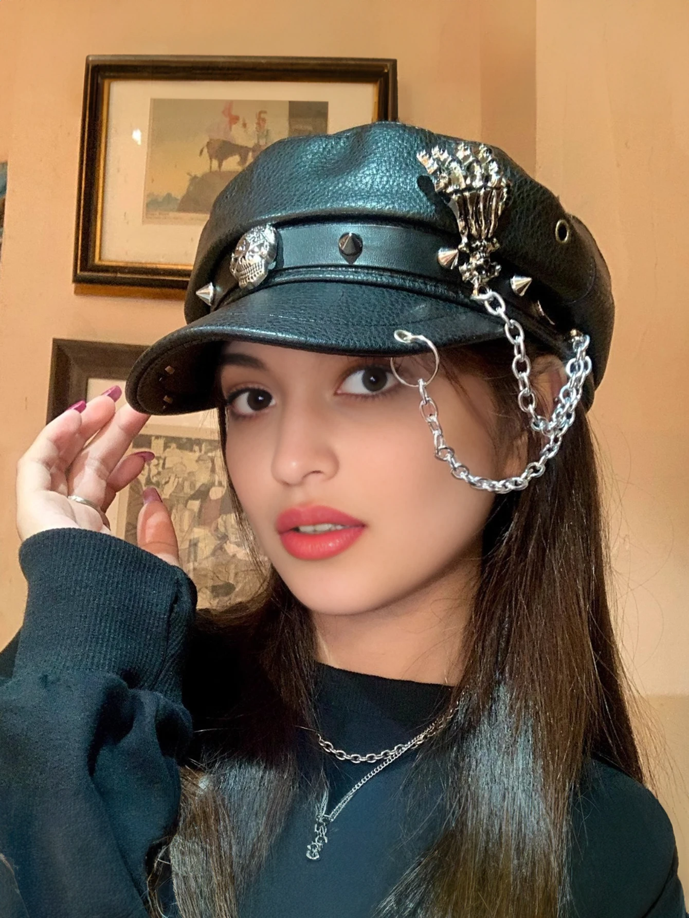 

1 шт., черная кожаная шляпа газетчика в стиле панк — готический дизайн с цепочкой в виде черепа, создание края в уличном стиле,