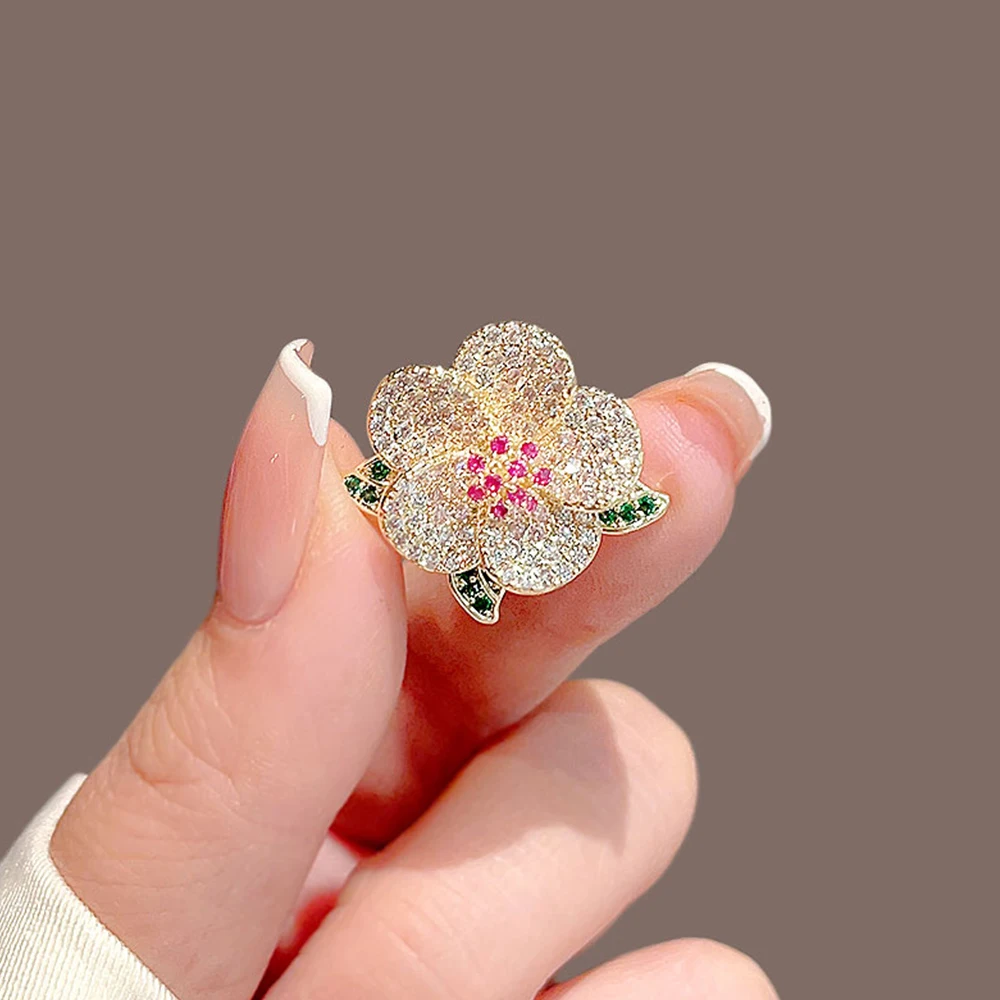 2024 New Small Camellia Rose Brooches for Women Elegant Zircon Rhinestone Pines Corsage Temperament Coat Female Accessories Pins