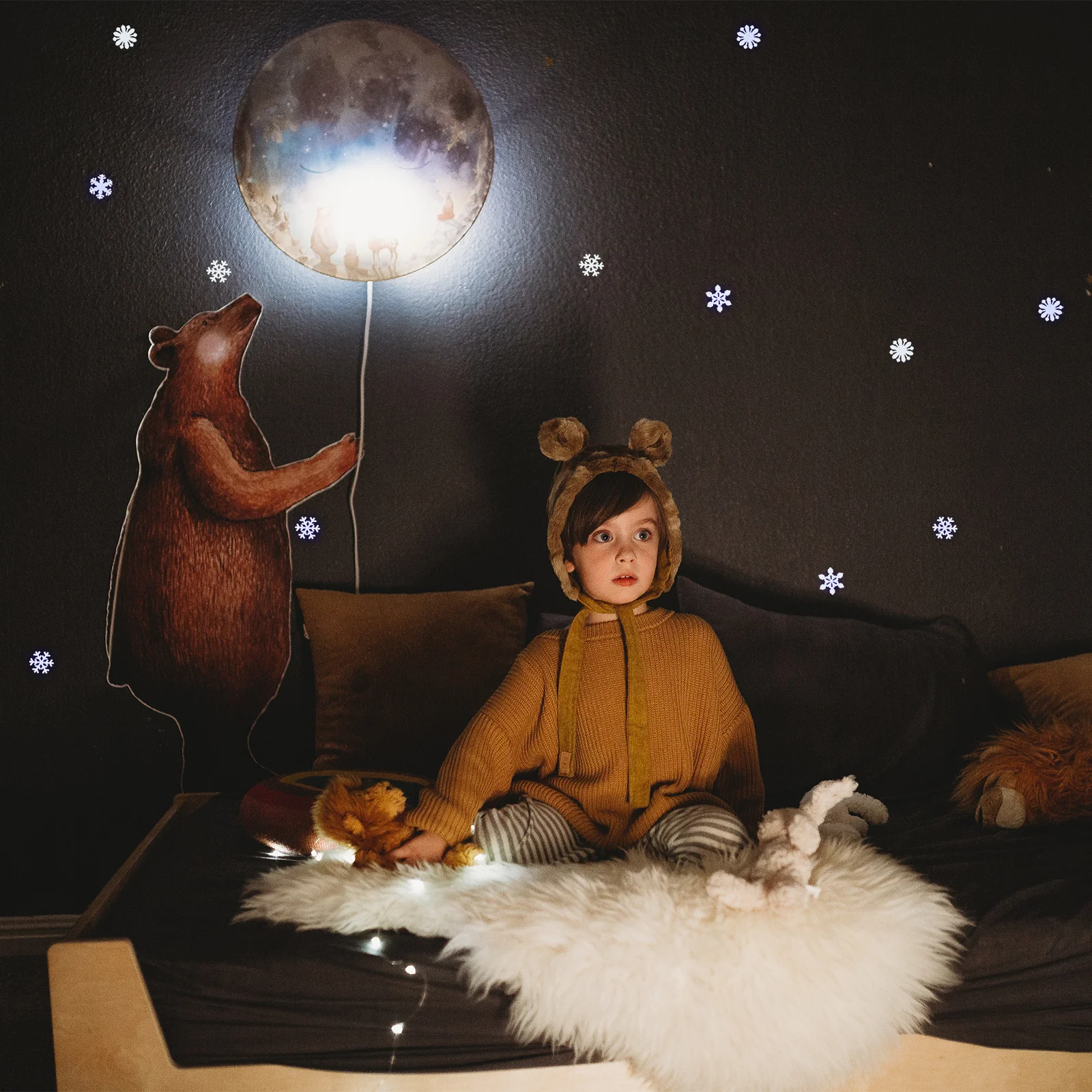 

200Pcs Glow in Dark Snowflake Stickers Fluorescent Luminous Wall Decals Kids Room Bedroom Indoor Decoration Festival Plastic