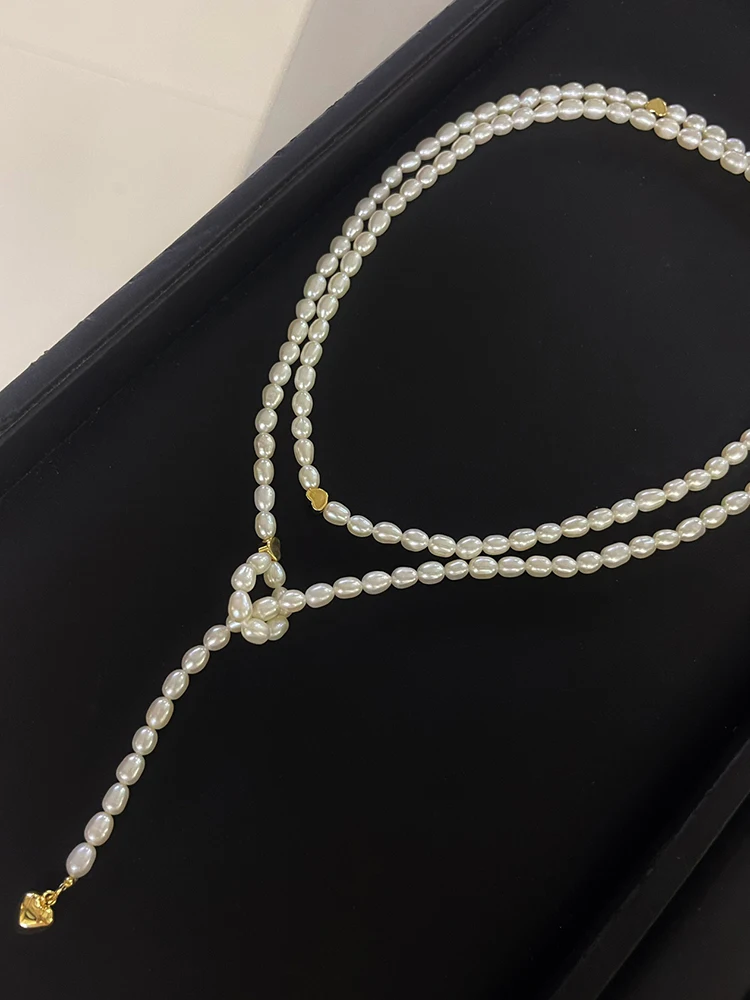 

Универсальная и стильная цепочка для свитера с изысканной текстурой, 90 см, натуральным пресноводным жемчугом диаметром 4-5 мм и аксессуарами в форме сердца.