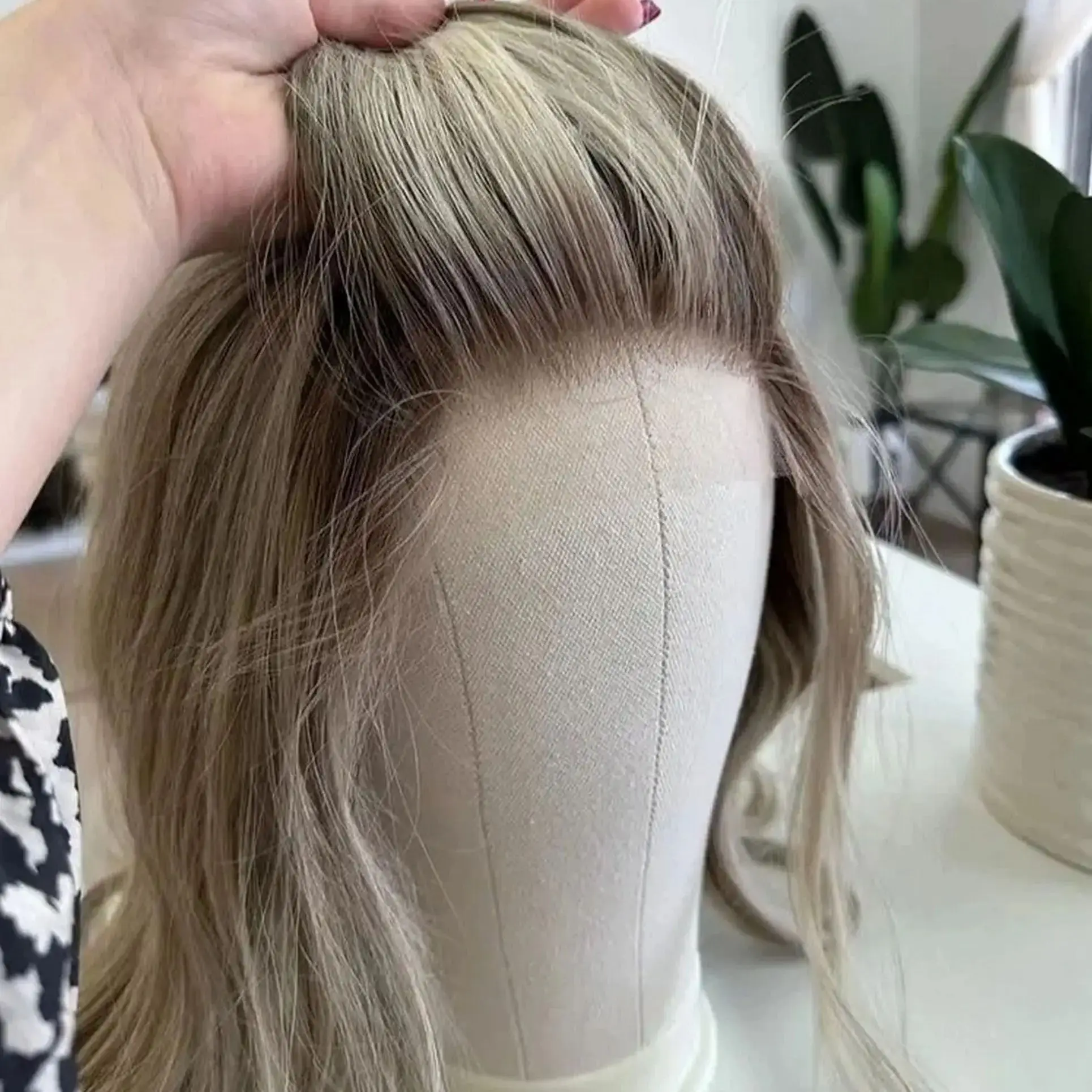 

Женский парик Ombre Пепельно-русый Свободные волнистые волосы Синтетические парики фронта шнурка Длинный невидимый парик 24-дюймовый оригинальный заводской парик