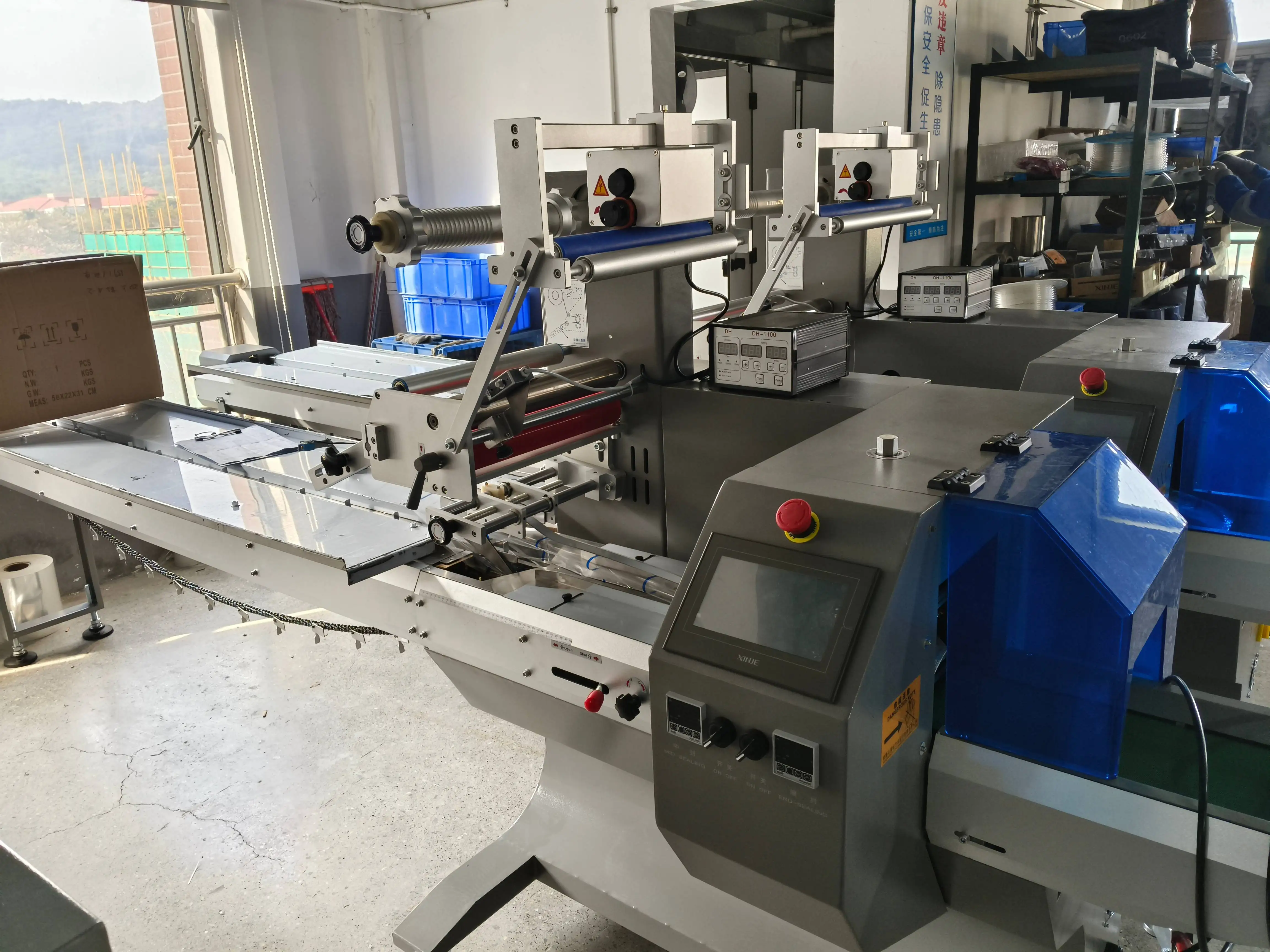 Fully Automatic Horizontal Wrapping Flow Pack Packing Machine Cabinet Hinges and Handles Auto Packaging Machine