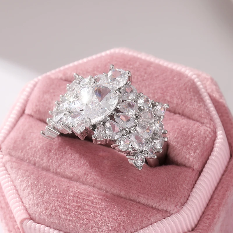 Stylish and shiny women\'s engagement rings are the perfect decoration for creative and exquisite festive banquets