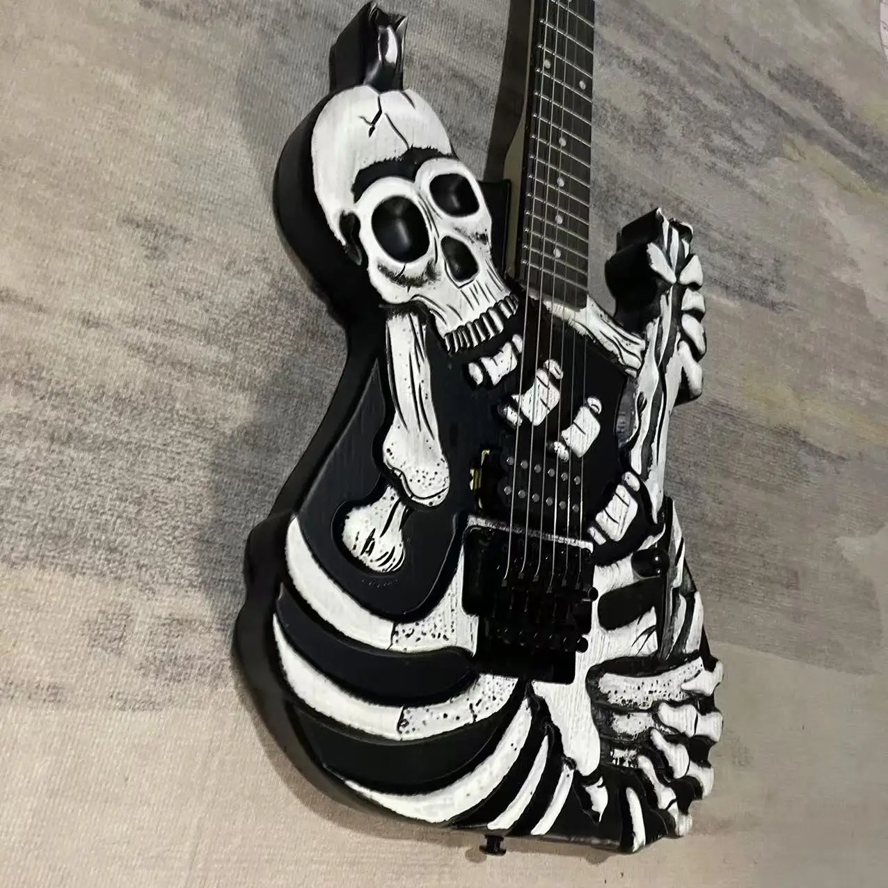 In stock, 6-chord skeleton carved electric guitar, matte black body, shipped with real pictures, order immediately shipped