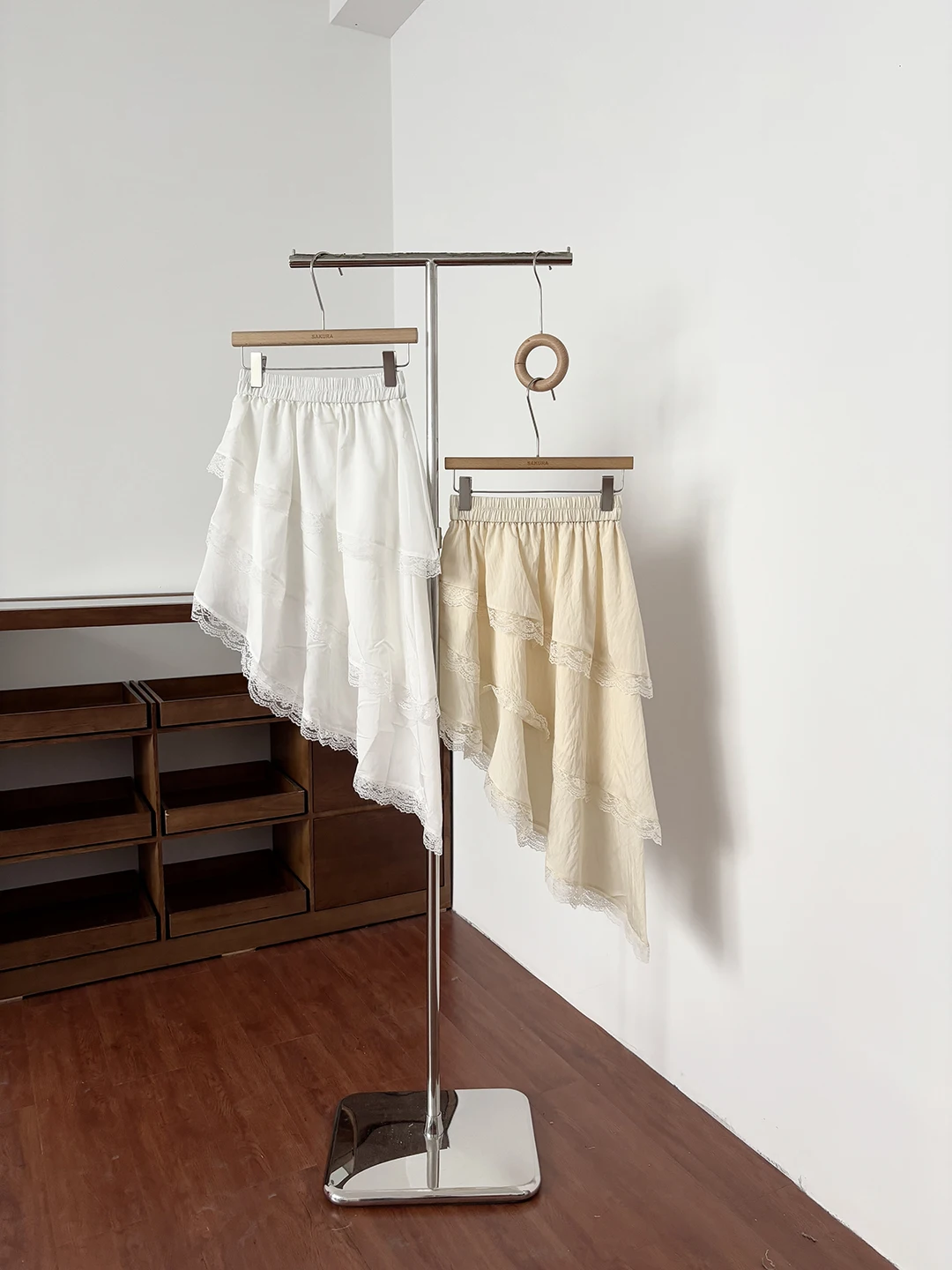 

Корейская модная женская юбка миди с высокой талией, кружевными вставками и асимметричным подолом, весенняя, приталенная, А-силуэт, в стиле Ins, повседневная