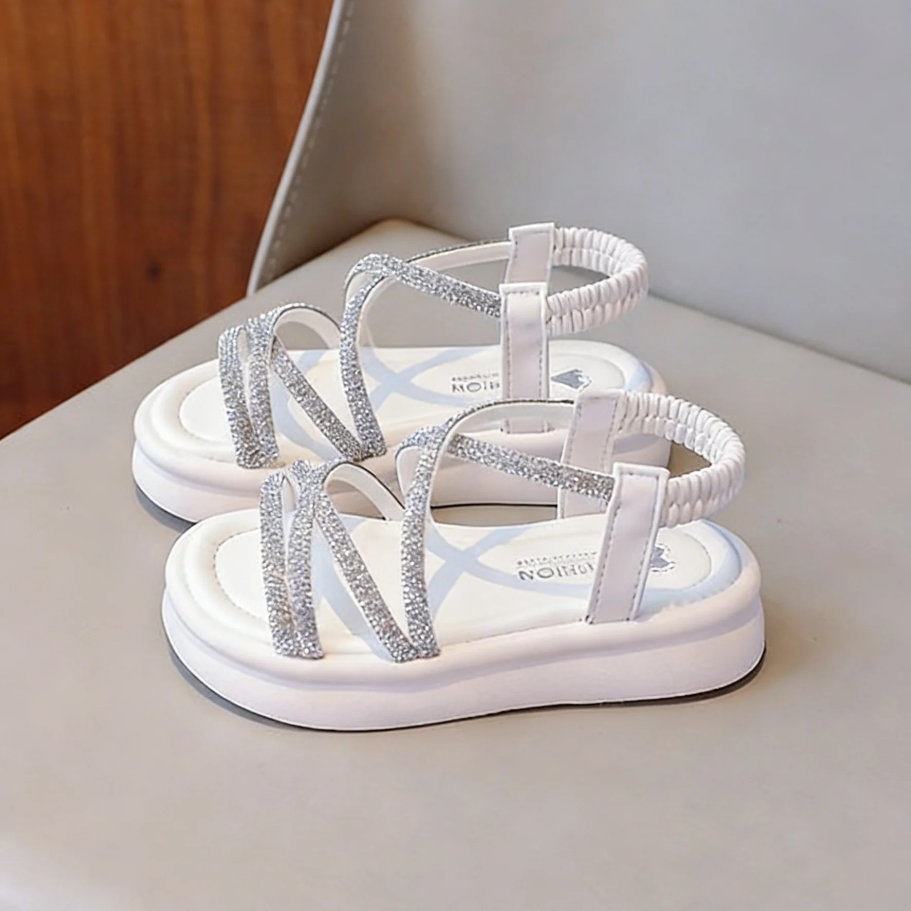 

Детская повседневная обувь, сандалии, модные летние туфли из искусственной кожи с открытым носком для девочек, бежевые, черные туфли на толстой подошве, размеры 23-34