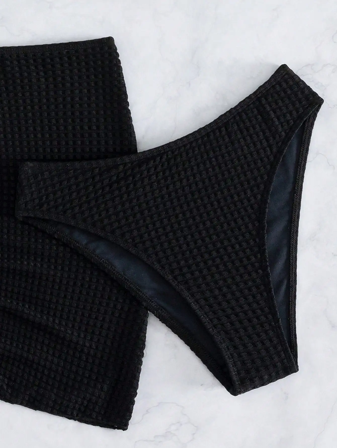 

Черный комплект бикини с вафельной текстурой и юбкой-парео для пляжного отдыха