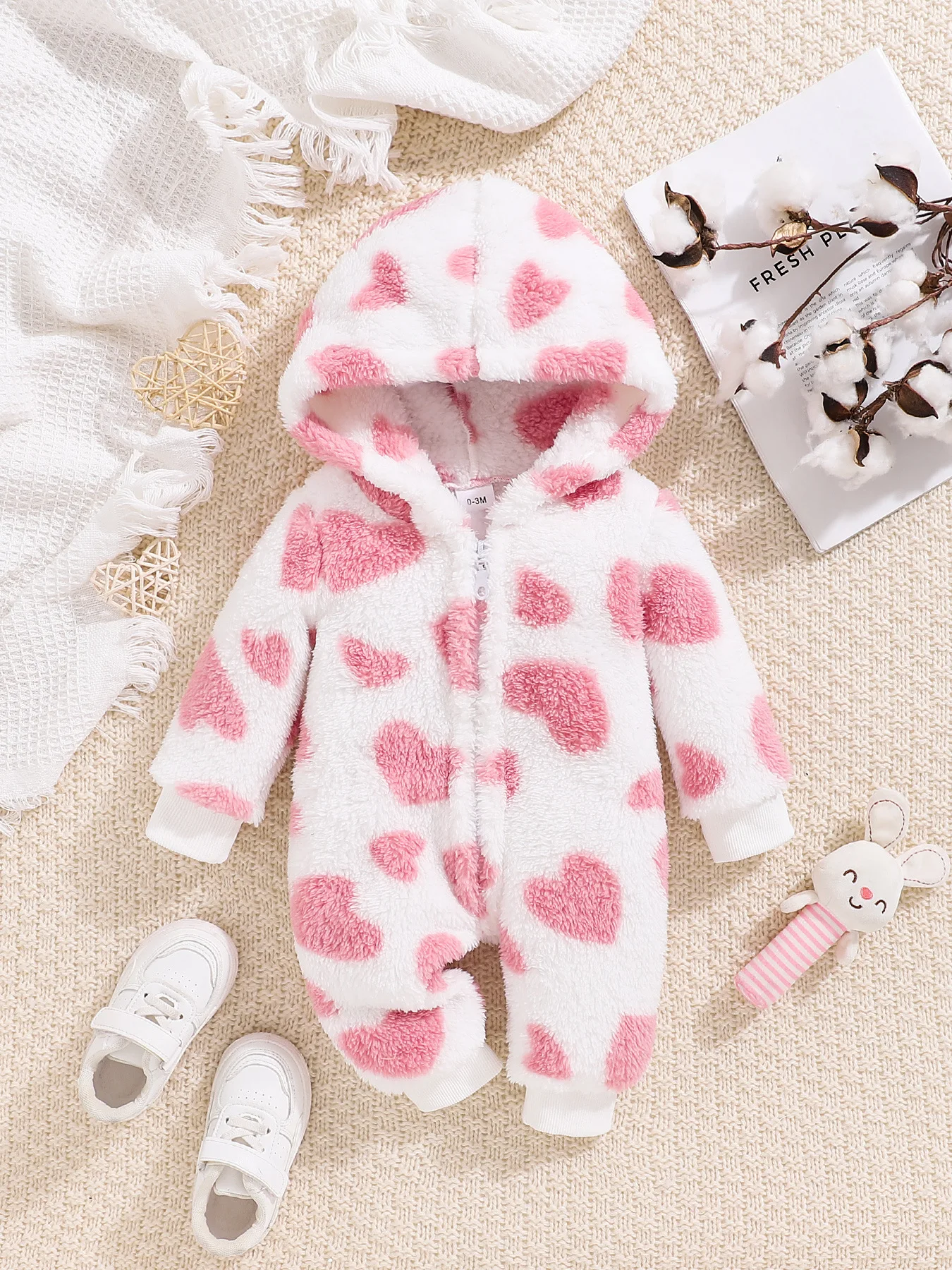 Baby autumn and winter baby long-sleeved long-legged love pattern onesie with cute hooded crawling clothes