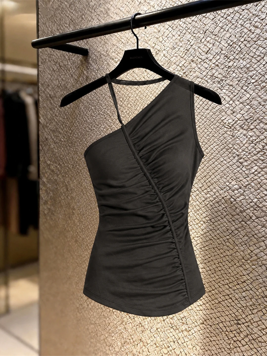 

Asymmetric Pleated Black One-Shoulder Sleeveless Vest Design Sensation Slimming Top Korean Style Commute Wear Summer 2026