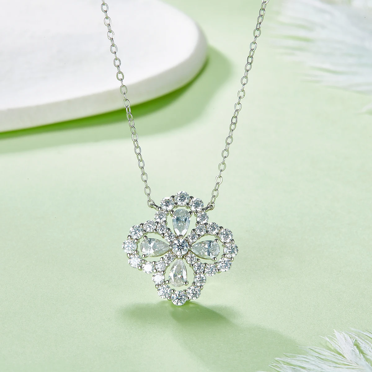 

Moissanite Four-leaf Clover Necklace Women's Birthday Gift 925 Sterling Silver Diamond Necklace