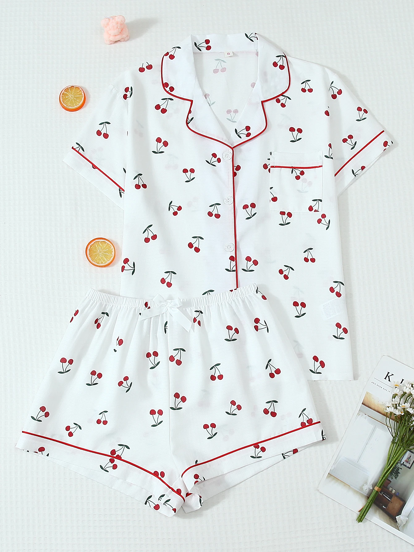 

Two-Piece Comfortable Set with White Base and Red Cherry Print, Featuring a Button-Down Short-Sleeve Top with Pockets and Bow Shorts, Suitable for Spring and Summer Women's Sleepwear and Loungewear, Ideal for Home Use