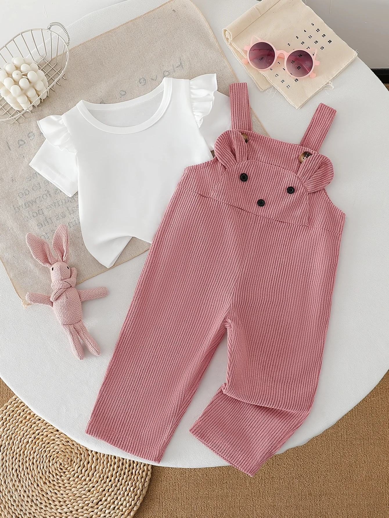 

Комплект из 2 предметов для девочки: топ с рюшами на рукавах + комбинезон в рубчик с принтом кролика (розовый) | Идеальный подарок на День святого Валентина и день рождения для маленьких девочек