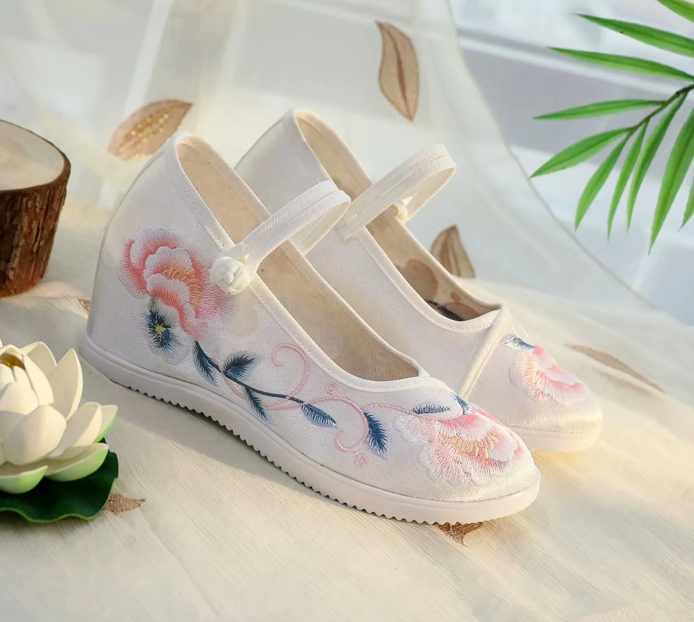 Woman's New Ethnic Style Platform Wedges Embroidered Shoe Soft Sole Round Toe Hanfu Shoes Red Wedding Shoes Mary Jane Shoes