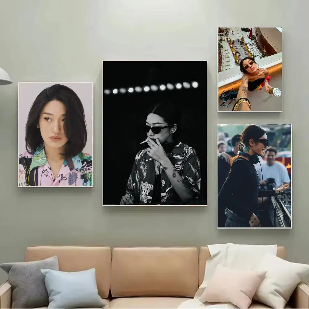 1 قطعة Peggy Gou ملصق فني ذاتي اللصق مقاوم للماء ورقة ملصق مقهى بار غرفة جدار ديكور #3