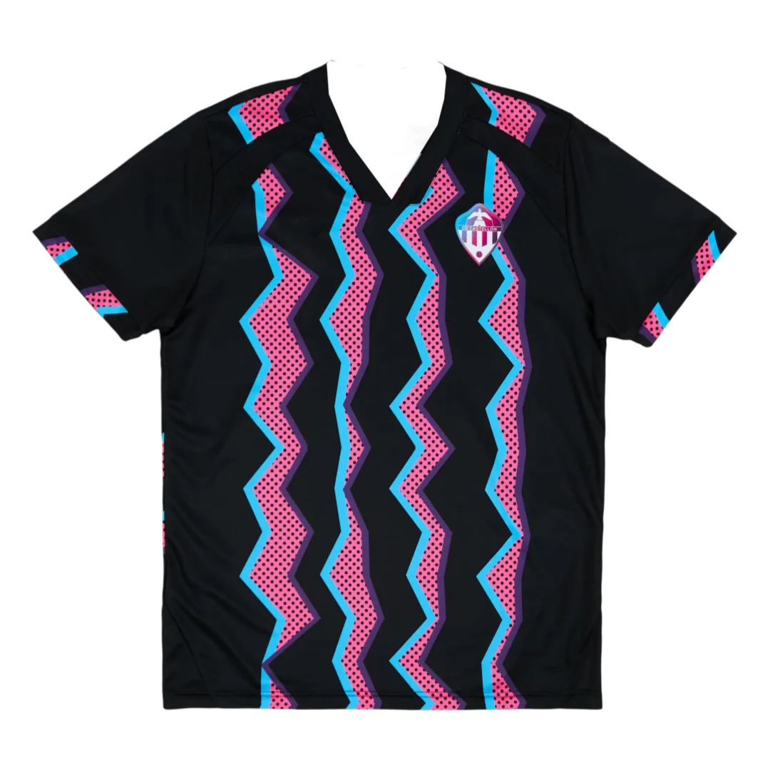 26/27 Nueva camiseta de fútbol de Castellón, en color negro, rosa y azul, con diseño de zigzag, cuello en V, manga corta, transpirable, ideal para practicar deportes y para combinar con ropa familiar.