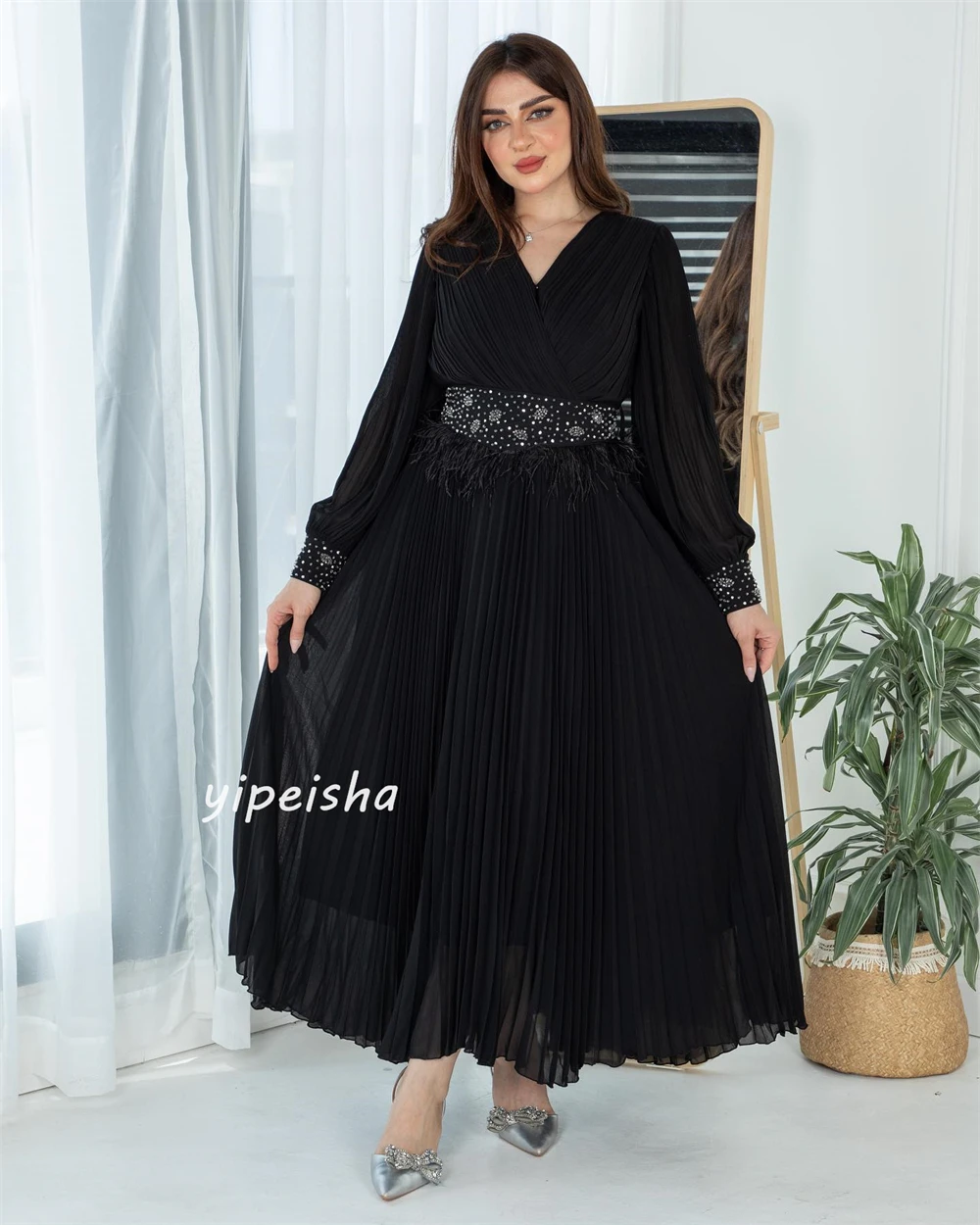 Robe de Fiançailles Trapèze en Mousseline de Soie, Personnalisée, Pailletée, Perles, Plumes, Froncée, Col en V, sur Mesure, pour Occasions, Mi-longue