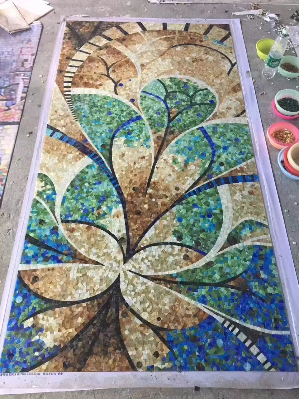 piastrella-murale-in-mosaico-murale-con-simbolo-blu-fatta-a-mano-su-misura-diretta-in-fabbrica-per-la-decorazione-della-parete-dell'armadio-della-sala-dello-showroom-decorazioni-per-la-casa-di-lusso