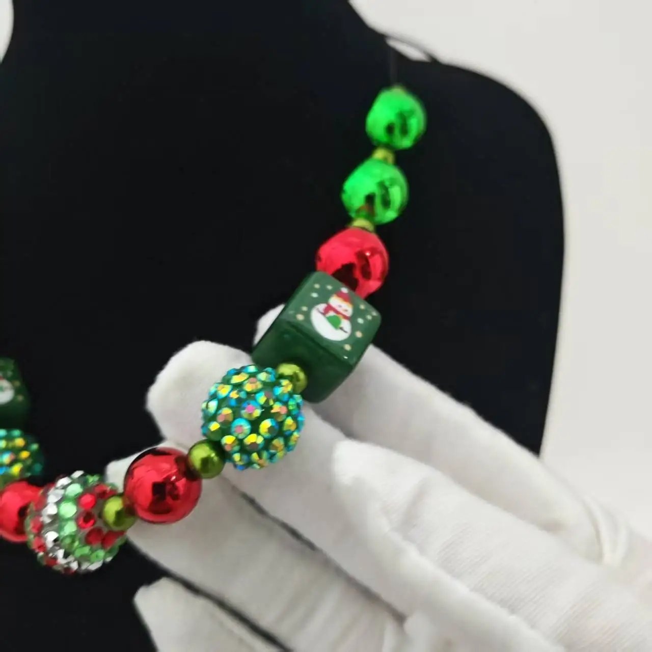 Rote und grüne glänzende Perlen Halskette Schneemann Design Winter Urlaub Schmuck Kinder Weihnachten handgemachte Halskette Geschenke